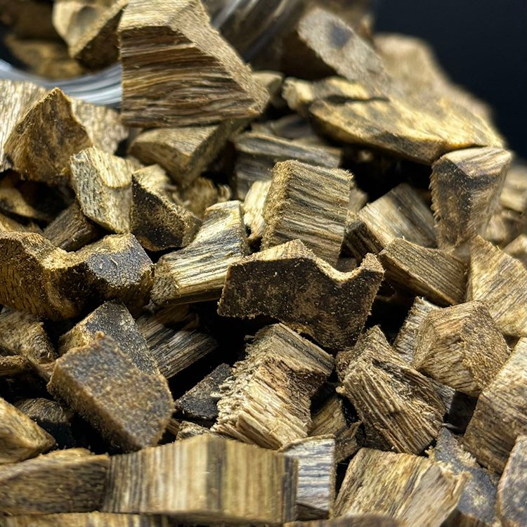 Kynam agarwood shaving waste raw material for essential oil extraction