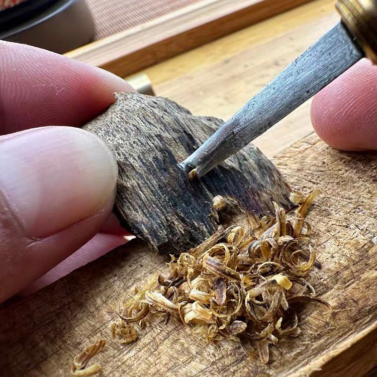 Sinking 2-Side Kynam Agarwood Shavings Wholesale