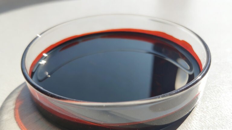 Astaxanthin oil vs powder comparison showing natural astaxanthin extract in oil form and microencapsulated astaxanthin powder for supplements and cosmetics